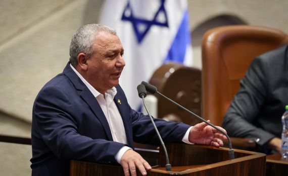 איזנקוט נגד הקואליציה: "פרק נוסף בבריחה מאחריות"