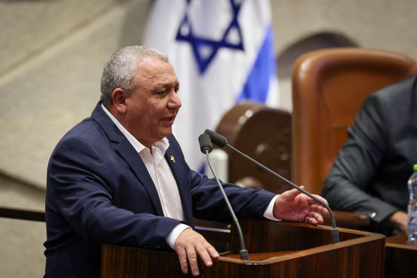 איזנקוט נגד הקואליציה: "פרק נוסף בבריחה מאחריות"