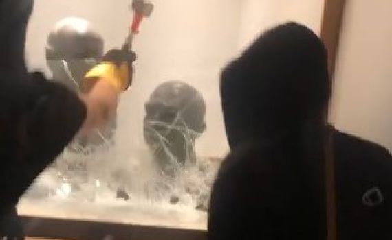 בריטניה: אנטי ישראלים פרצו וגנבו את פסל חיים וייצמן