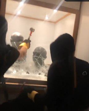 בריטניה: אנטי ישראלים פרצו וגנבו את פסל חיים וייצמן