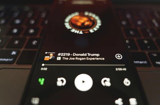 רגע לבחירות: שדרן הפודקאסט ג'ו רוגן הודיע שיתמוך בטראמפ