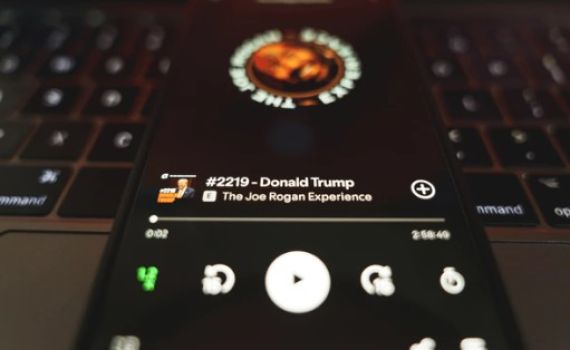 רגע לבחירות: שדרן הפודקאסט ג'ו רוגן הודיע שיתמוך בטראמפ