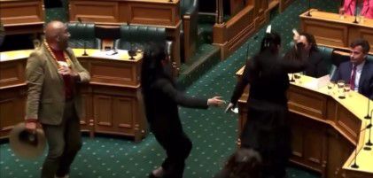 צפו: חברי פרלמנט בניו זילנד שיבשו הצבעה בריקוד מסורתי