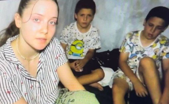 החטופה פרסמה תמונות חדשות מהתקופה בשבי: "תסתכלו לי בעיניים"