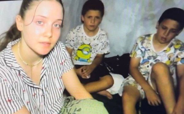 החטופה פרסמה תמונות חדשות מהתקופה בשבי: "תסתכלו לי בעיניים"