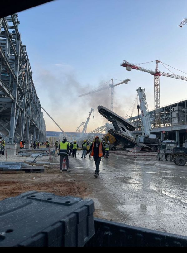 דרמה בקריית גת: מנוף בניה עצום התרסק – פצועים במקום