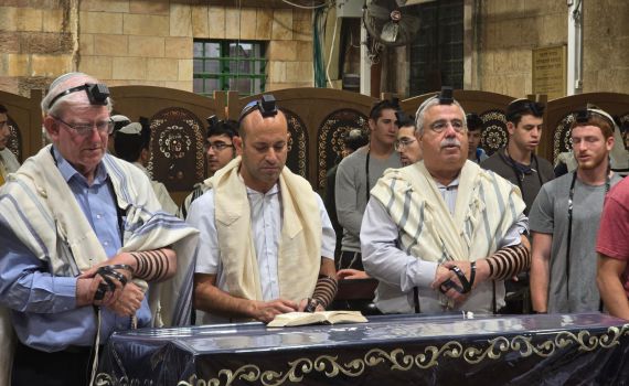 התפילות למען טראמפ הן יותר נזק מתועלת