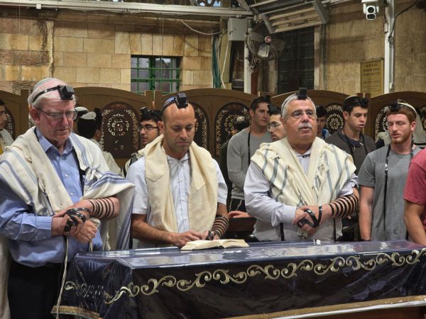 התפילות למען טראמפ הן יותר נזק מתועלת