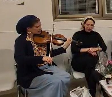 מרגש: רחל גולדברג מנגנת לפצועי ההיתקלות בה נפל בעלה