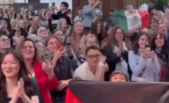 מחליא: מאות הולנדים מחייכים וחוגגים את הלינץ'