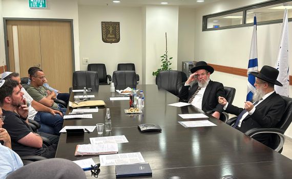 הפגישה הראשונה: הרבנים הראשיים נפגשו עם משפחות החטופים
