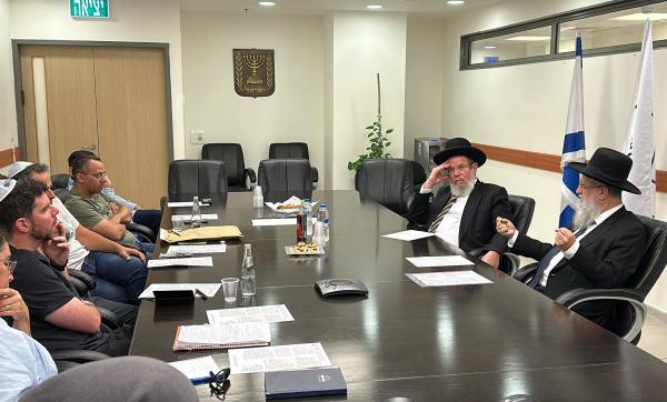 הפגישה הראשונה: הרבנים הראשיים נפגשו עם משפחות החטופים