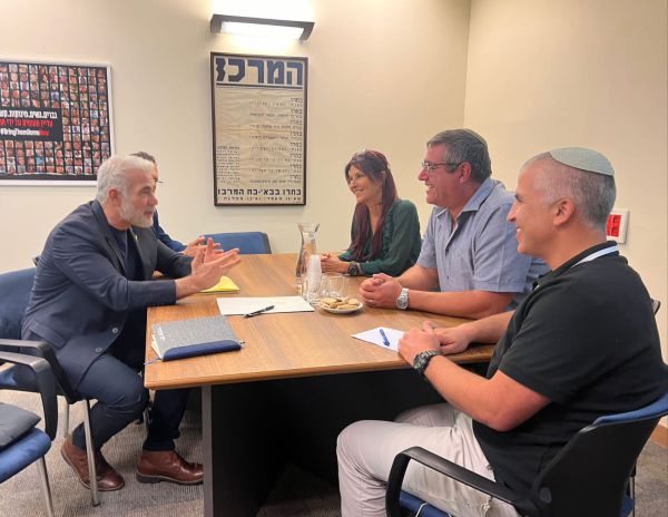 פורום הגבורה בפגישה עם לפיד: "אל תפריעו לניצחון"