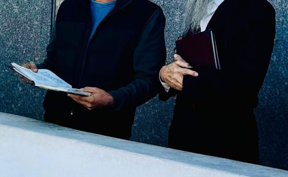 צפו: אביב גפן עם אברהם פריד בציון הרבי מליובאוויטש