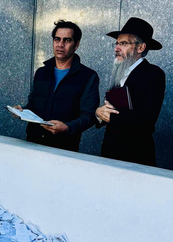 צפו: אביב גפן עם אברהם פריד בציון הרבי מליובאוויטש