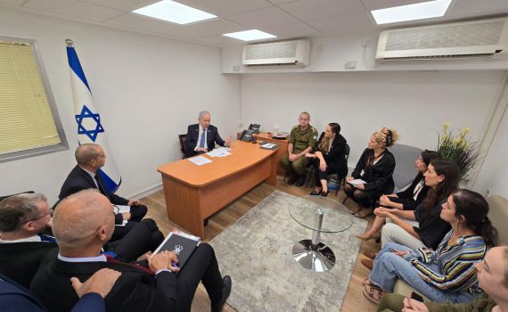 גיוס חרדים? אאוט: נתניהו מעדיף לפזר הטבות לנשות המילואים