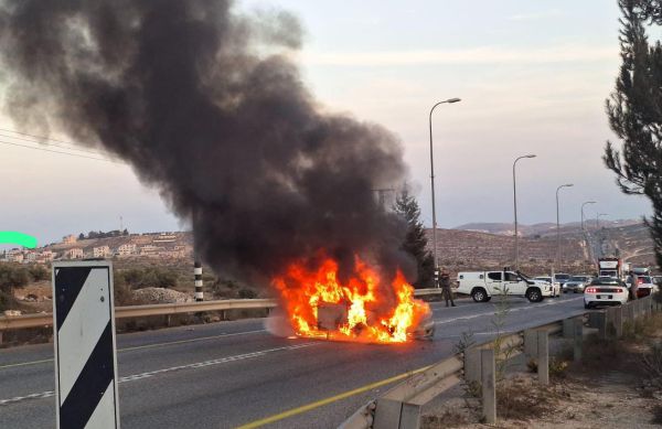 ציר 60 נחסם: מתיישבים הציתו את רכבם עקב ההרס בצור הראל