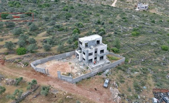 מיקום אסטרטגי ומסוכן: וילה פלסטינית נבנתה מעל צומת הפרסה