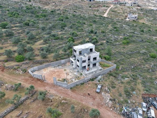 מיקום אסטרטגי ומסוכן: וילה פלסטינית נבנתה מעל צומת הפרסה