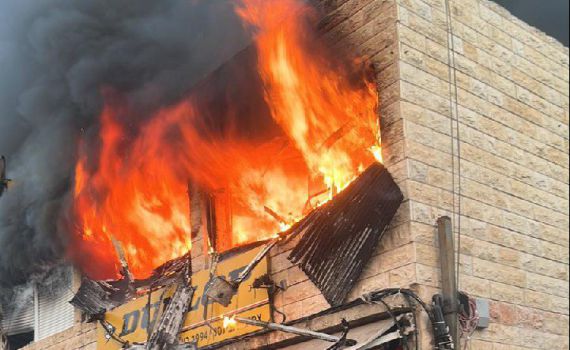 שריפה במתחם העסקים בחיפה: כוחות הכיבוי נאבקים לכבות את האש