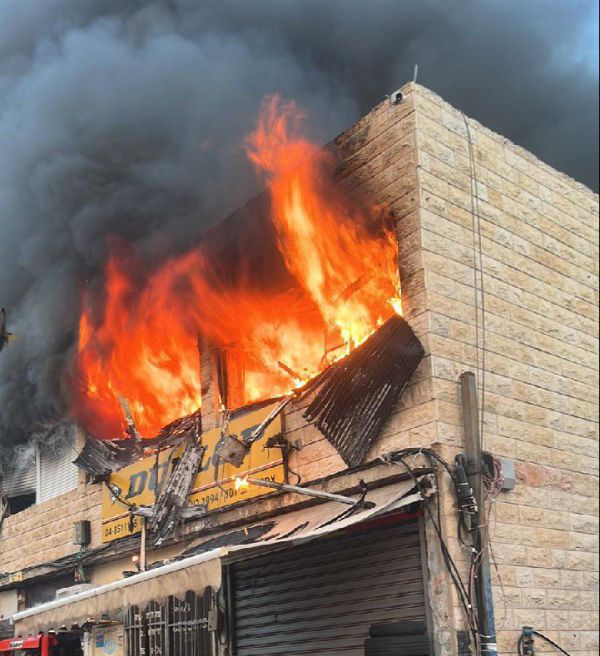 שריפה במתחם העסקים בחיפה: כוחות הכיבוי נאבקים לכבות את האש