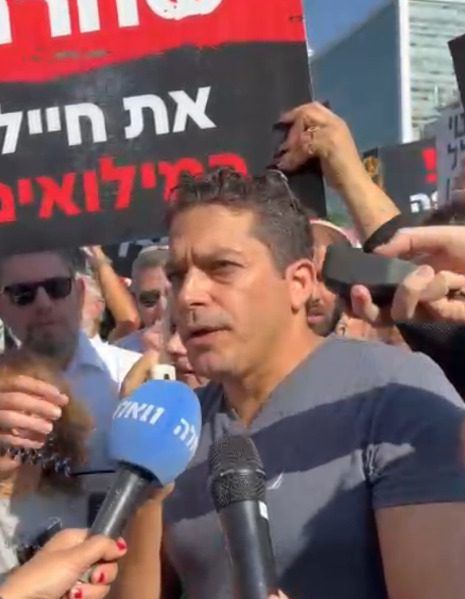 מפגינים נגד הממשלה תובעים מפקד בכיר במשטרה