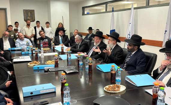 בישיבה הראשונה: הרבנים הראשיים נפגשו עם משפחות החטופים