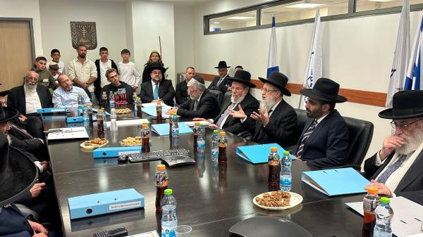 בישיבה הראשונה: הרבנים הראשיים נפגשו עם משפחות החטופים