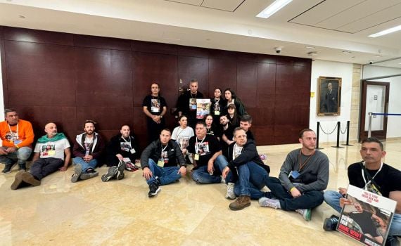 משפחות חטופים מתבצרות בכנסת: "נתניהו, תביא עסקה עכשיו"