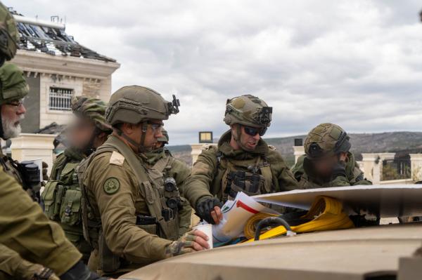 עוצר בדרום לבנון: מפקד האוגדה נפגש עם הכוחות בשטח | צפו