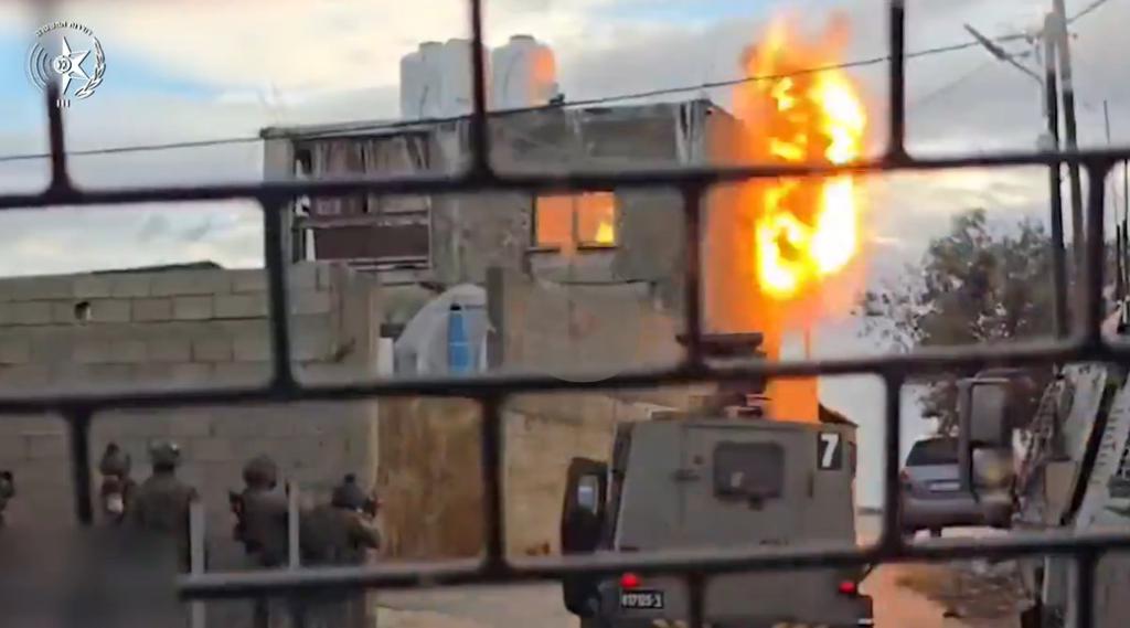 תיעוד דרמטי: מסתערבי מג״ב מחסלים מחבלים ומקריסים מבנה בג'נין