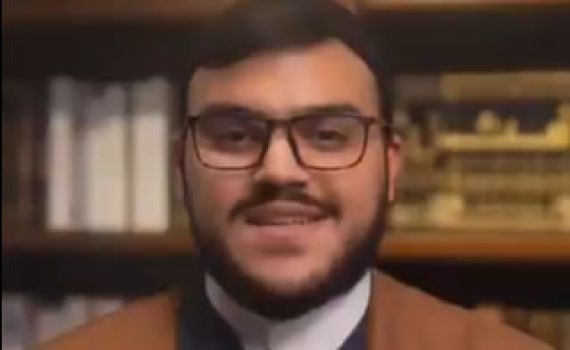 אחרי הפסקת האש: בנו של נסראללה חוזר להריסות ביתו. צפו