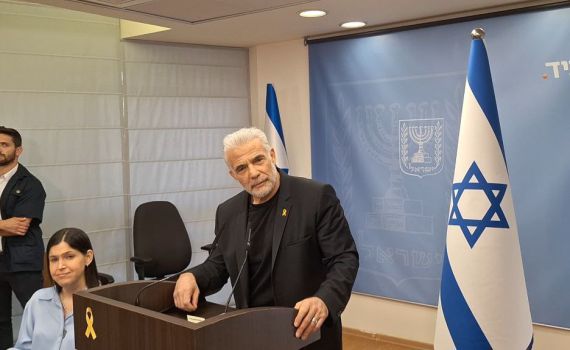 לפיד מגיב לעמוס שוקן: "התנצלות מגומגמת, לא עזרה הרבה"