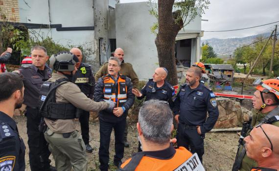 כטב"מים ורקטות מלבנון: אישה נפצעה מפגיעה בבית בכרמיאל