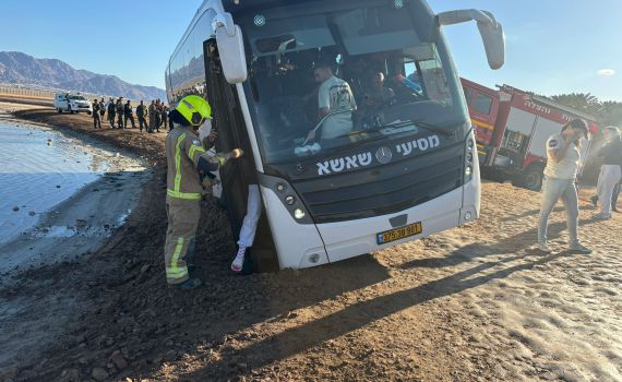 דרמה באילת: 50 תלמידים חולצו מאוטובוס ששקע בחול