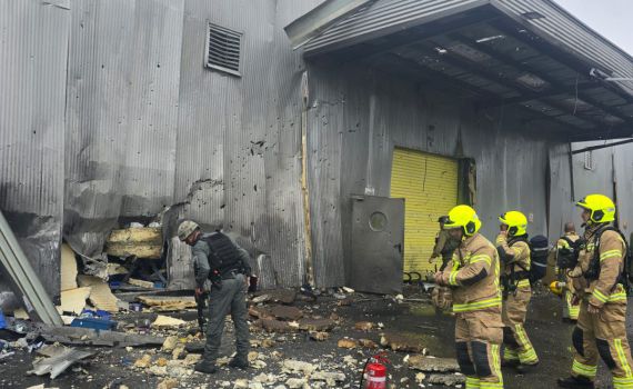 פגיעה ישירה במפעל במעלות: אישה נפצעה באורח קל מרסיסים