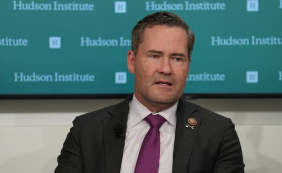 בשל טעות קשה: טראמפ שוקל להדיח את יועצו הבכיר