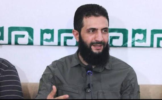 בנשיקה לקרקע: מנהיג המורדים בסוריה הגיע לדמשק | צפו