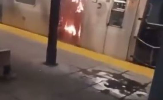 רצח מזעזע: הצית אישה ברכבת וישב לצפות