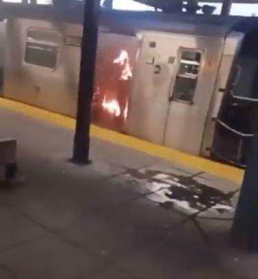 רצח מזעזע: הצית אישה ברכבת וישב לצפות