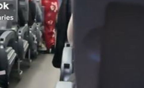 הרשת השתגעה: מה גרם לאישה לעמוד במשך 7 שעות טיסה?