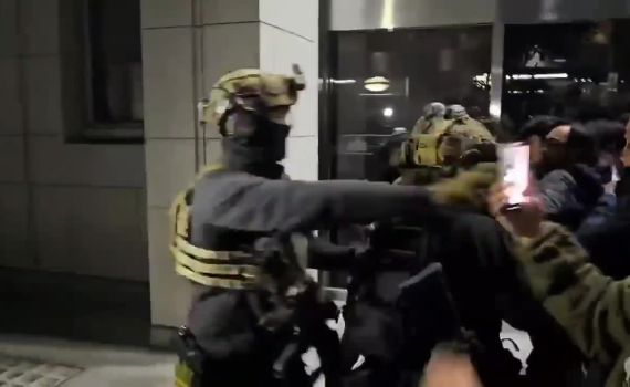 כאוס בדרום קוריאה: הצבא פשט על הפרלמנט, התנגשות ברחובות