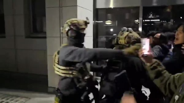 כאוס בדרום קוריאה: הצבא פשט על הפרלמנט, התנגשות ברחובות