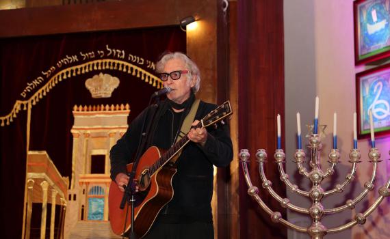 צפו: ברי סחרוף שר 'שיר למעלות' למען החזרת החטופים