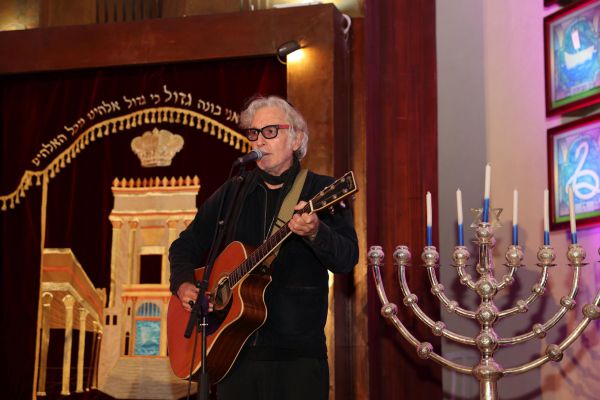 צפו: ברי סחרוף שר 'שיר למעלות' למען החזרת החטופים