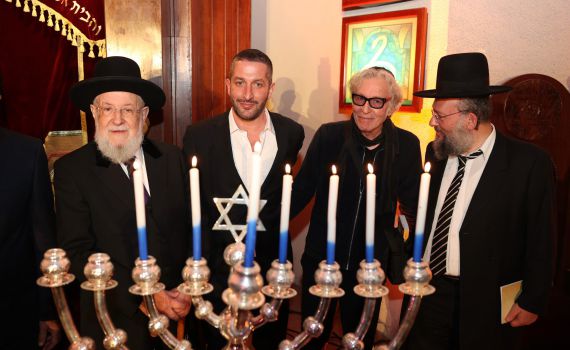 צפו: ברי סחרוף בהדלקת נרות בבית הכנסת הגדול בתל אביב