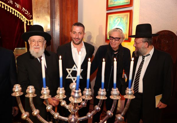 צפו: ברי סחרוף בהדלקת נרות בבית הכנסת הגדול בתל אביב