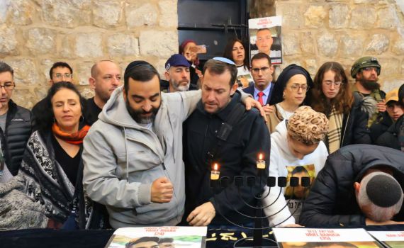 בתפילה לחזרתם: משפחות חטופים הדליקו נרות חנוכה בקבר יוסף