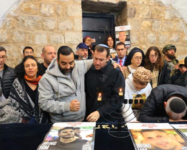 בתפילה לחזרתם: משפחות חטופים הדליקו נרות חנוכה בקבר יוסף