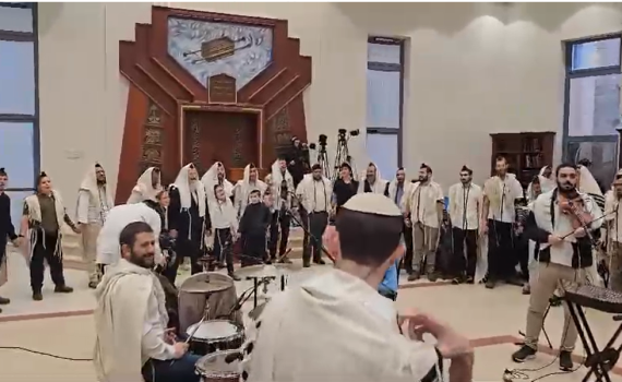 בגלל הגשם, התפילה המוזיקלית שינתה מקום. צפו